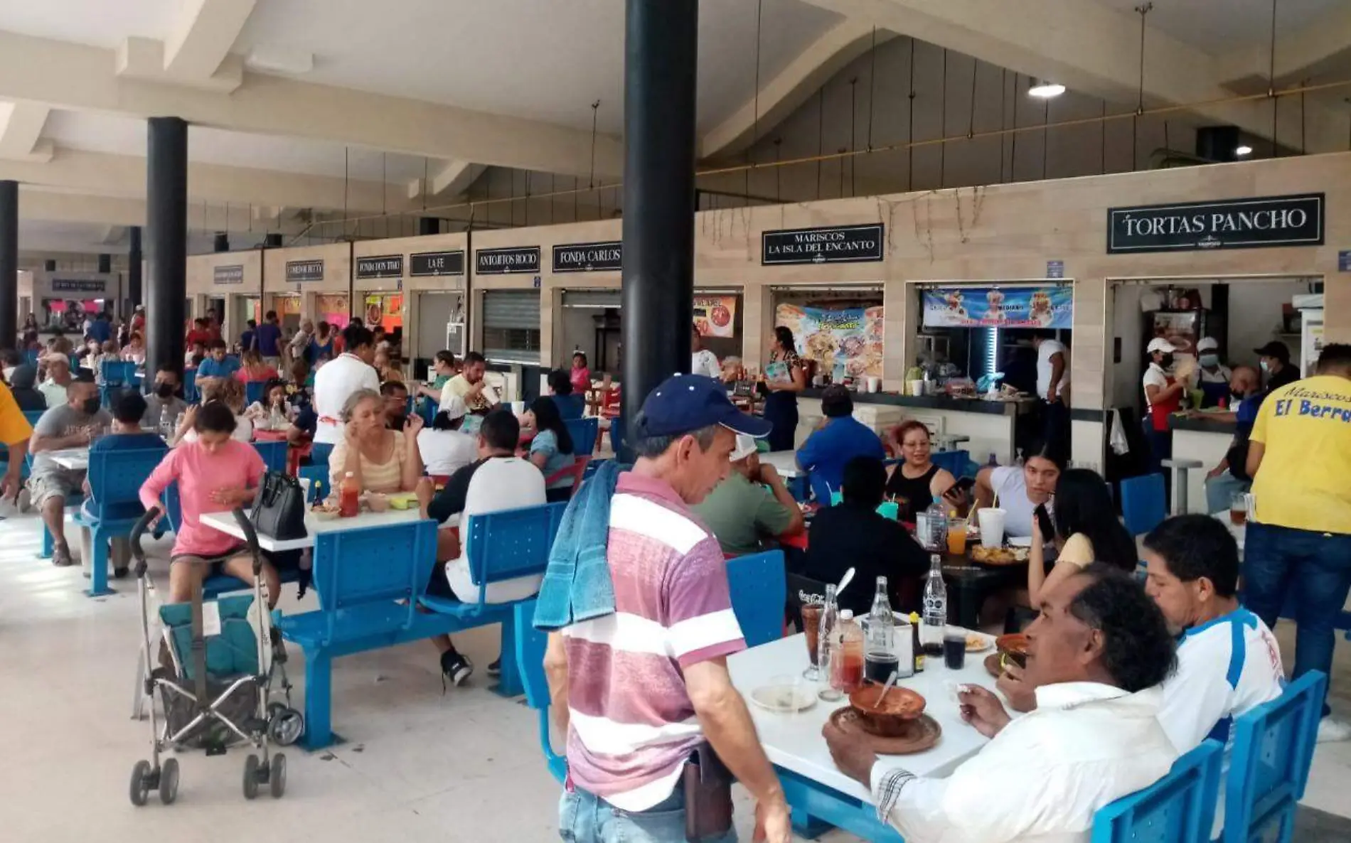 Mercado de Tampico con variedad de platillos en vacaciones de verano 